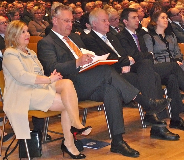 In der Erlanger Heinrich-Lades-Halle eröffnete Bürgermeisterin Birgitt Aßmus am 6. Januar den CSU-Neujahrsempfang, der gleichzeitig als Wahlkampfauftakt für die Landtagswahlen 2013 im September gesehen werden kann, denn die Christsozialen traten selbstbewusster denn je auf. Franken ist ein starkes Stück Bayern, erklärte der bayerische Ministerpräsident Horst Seehofer (Mitte) in seiner Rede, der extra zum fränkischen Dreikönigstreffen angereist war. Auch der bayerische Staatsminister Joachim Herrmann (2.