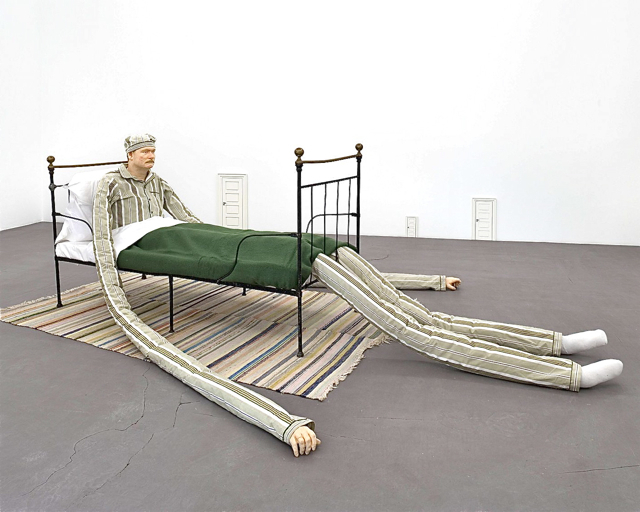 Der Mann im Bett ist ein Exponat von Peter Land. Foto: Galleri Nicolai Wallner, Copenhagen, Denmark, © the artist