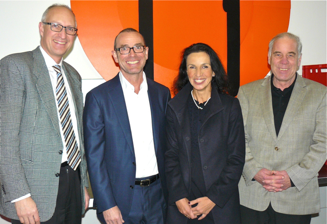 Der Erlanger Wirtschaftsreferent Konrad Beugel mit dem Unternehmerehepaar Ellen und Gerald Schreiber sowie Jörg Schultz, dem Leiter der Erlanger Tafel, in der Ausgabestelle Luitpoldstraße 81. In den vergangenen Jahren haben die Spenden von defacto, einem Unternehmen der Davero-Gruppe, die kostenlose Milchausgabe für bedürftige Familien gesichert. Foto: Iris Anna Kötter