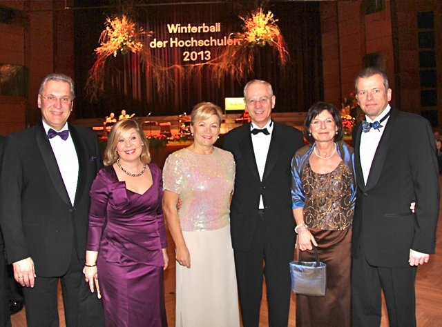 Innenminister Joachim Herrmann (l.) und Gattin Gerswid (2.v.l.), Nürnbergs Oberbürgermeister Dr. Ulrich Maly (r.) und Gattin Petra (2.v.r.) sowie Erlangens Oberbürgermeister Dr. Siegfried Balleis und Gattin Angelika.