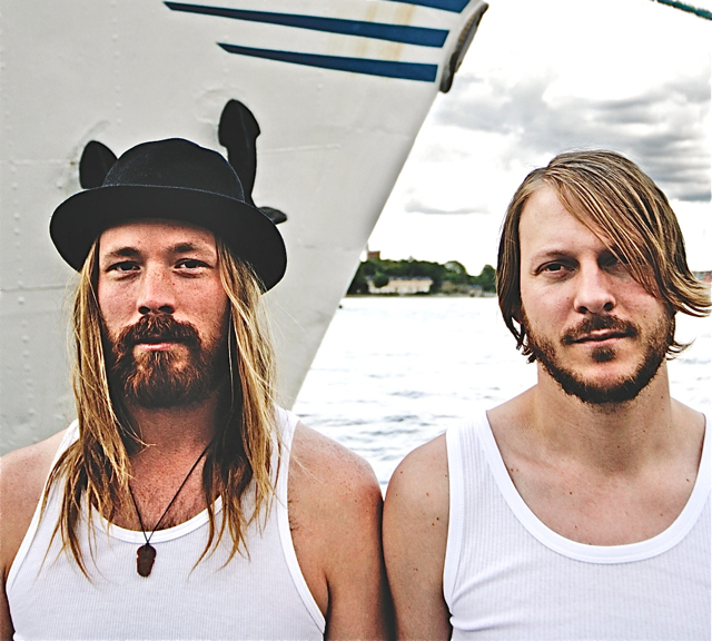 Dass Schweden nicht nur ein Nährboden für Metal-, Punk-, Doom- oder Glamrock-Bands ist, beweisen seit einigen Jahren Friska Viljor. Die beiden Freunde Joakim Sveningsson und Daniel Johansson setzen zwar auf eine Mischung aus Folk- und Indieklängen also aus Melancholie und purer Lebensfreude , doch sind sie nicht minder voller Energie, Intensität und Spiellaune wie ihre im härteren Bereich beheimateten Landsleute. Und dass Friska Viljor eine der besten schwedischen Livebands sind, davon kann man sich