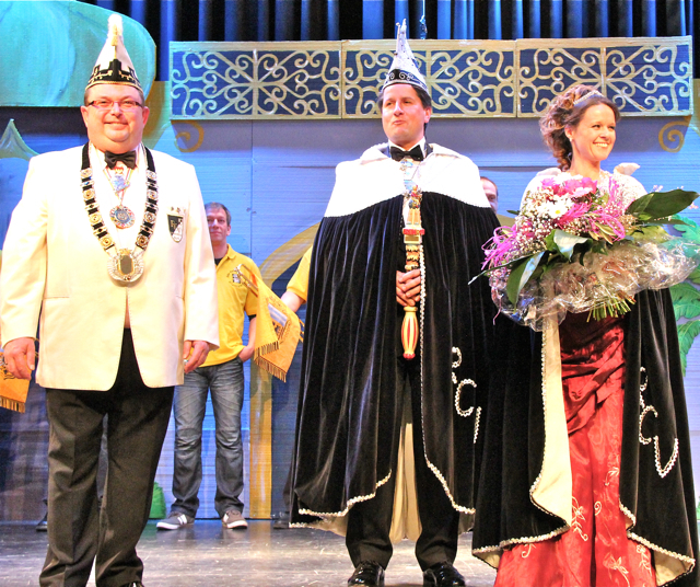 RCV-Präsident Christian Bretzner präsentiert das Prinzenpar Esther I. und Thomas II. Fotos (3): RCV