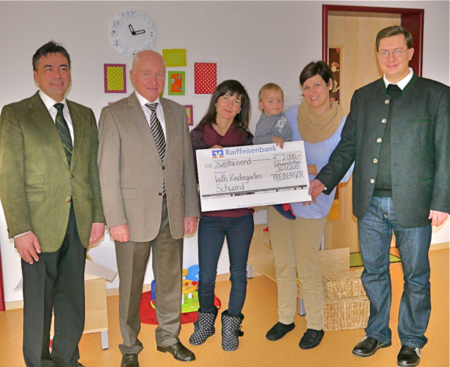 Große Freude bescherte eine großzügige Spende der Firma Heinrich Freiberger GmbH Druckgusswerk den Verantwortlichen des Katholischen Kinderhauses im Ortszentrum von Schwanstetten: Vom Firmenchef (2.v.l.) selbst konnten Einrichtungsleiterin Anja Schramm (M.) zusammen mit Krippenerzieherin Julia Burghardt und Pfarrer Tobias Scholz (r.) im Beisein von Bürgermeister Robert Pfann einen Scheck über 2.000 Euro in Empfang nehmen. Der Betrag wird für Spielgeräte im neu gestalteten Außenbereich verwendet. Foto