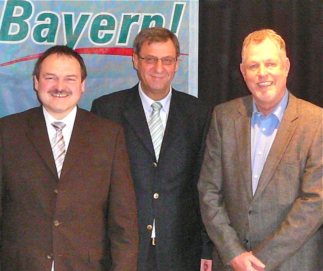 Zwei Direktkandidaten für die Landtagswahl im September stellten sich beim traditionellen Neujahrsempfang der Freien Wähler Schwanstetten in der Kulturscheune Leerstetten vor: Hermann Kratzer (l.) aus Greding will als erster Freier Wähler in Bayern das Direktmandat im Stimmkreis Roth gewinnen, Wolfgang Müller (r.) aus Schwabach tritt im StimmkreisNürnberg-Süd/Schwabach an. Seine Schwerpunkte sind die Globalisierung und die Kommune als Basis der Demokratie. Der stellvertretende FW-Kreisvorsitzender Peter Wei