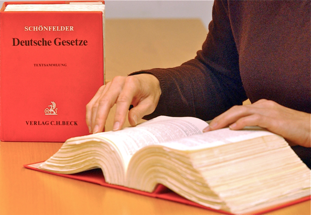Ehrenamtlich tätige Schöffen müssen bereit und in der Lage sein, sich in Gesetzestexte sowie Akten einzulesen und diese auch zu verstehen. Foto: dapd