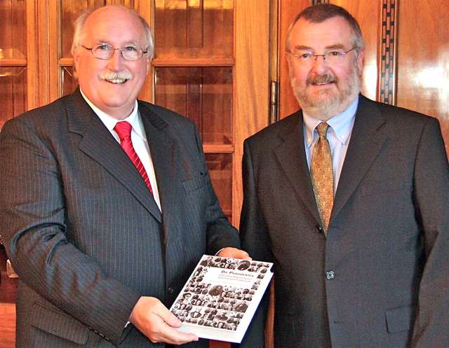 Dr. Stefan Nöth, Leiter des Staatsarchivs Bamberg, überreicht Regierungspräsident Wilhelm Wenning (l.) das erste Exemplar des Buches. Fotos (2): oh