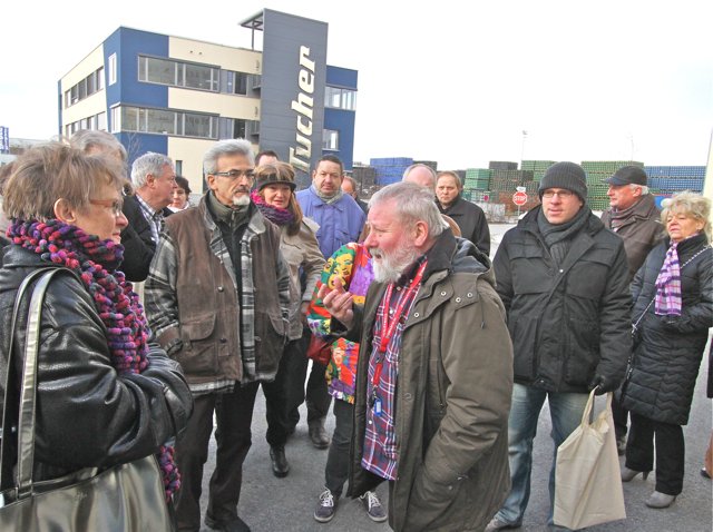 Braumeister Günther Jeutner (M.) leitete die Brauereiführung, ...