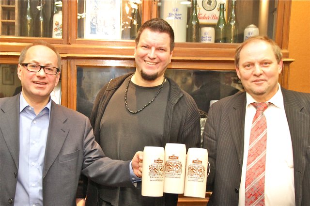 Tucher-Marketing-Direktor Kai Eschenbacher (l.) und MarktSpiegel-Redaktionsleiter John R. Braun (r.) stoßen mit Markus Hartmann aus Fürth an.