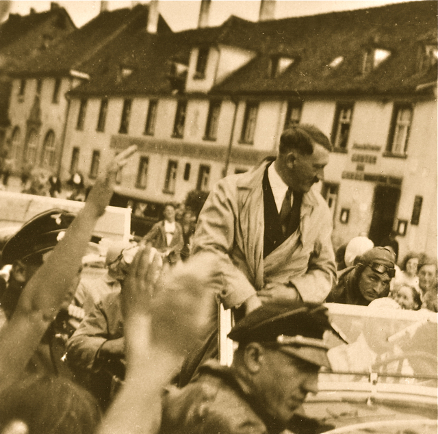 Am 30. August 1933 jubelten die Menschen das hereinbrechende Verderben nicht ahnend in Schwabach ihrem Führer zu. Foto: Stadtmuseum