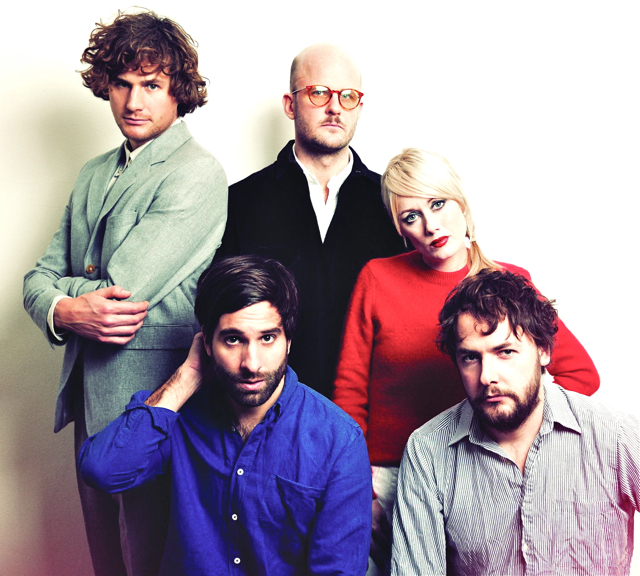 Mit ihrem Debütalbum Howl Howl Gaff Gaff und einem fröhlichen, tanzbaren Indie-Folk-Gitarrenpop sorgte die schwedische Band Shout Out Louds 2003 erstmals für Aufsehen. Nunmehr ist das vierte Album Optica erschienen, das eine nicht nur musikalisch gereifte Band zeigt. Dabei hat das Quintett so viel 80-er Wave-Pop wie noch nie in die Songs gepackt und präsentiert sich bunt, vielfältig und mit viel Groove. Am 22. März um 21 Uhr kommen Shout Out Louds nach Erlangen ins E-Werk. Foto: oh
