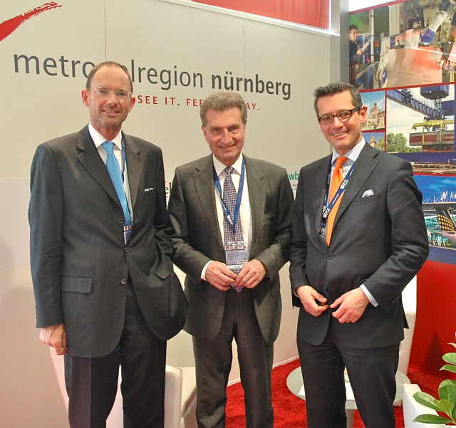 Prof. Dr. Klaus L. Wübbenhorst, Vorstandsvorsitzender des Fördervereins Wirtschaft für die Europäische Metropolregion Nürnberg e.V.; Günther Oettinger, EU-Kommissar für Energie und Dr. Michael Fraas, Wirtschaftsreferent der Stadt Nürnberg (v.l.n.r.). Foto: Stadt Nürnberg