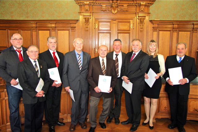 OB Thomas Jung (4.v.r.) umrahmt von Arthur Sieder, Alfred Engelhardt, Ronald Zaulig, Georg Dengler, Heinz Wiesner, Adolf Reichel, Jutta Pscherer und Klaus Schicker (v.l.n.r.). Foto: Wunder