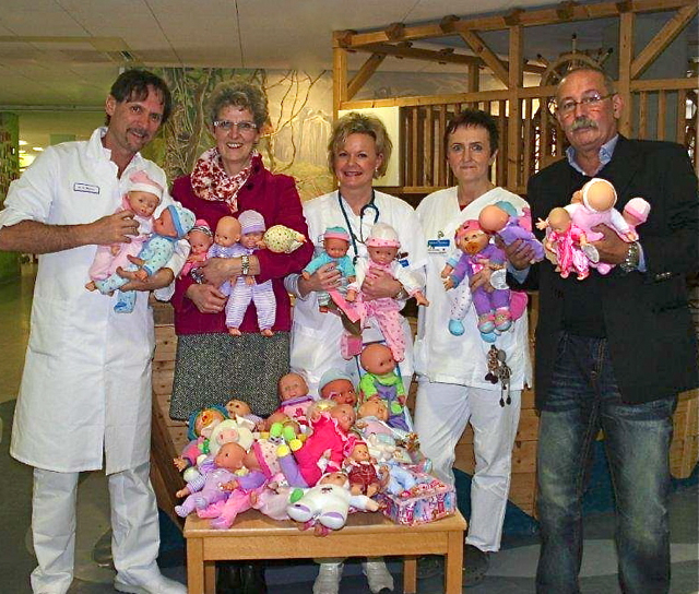 Durch Vermittlung von CSU-Stadträtin Jutta Bär, stellvertretende Fraktionsvorsitzende, und ihrem CSU-Kollegen Klaus M.J. Sperl können sich die kleinen Patienten der Kinderklinik im Klinikum Nürnberg über eine große Anzahl von Babypuppen und Kuscheltieren freuen. Das Spielzeug wurde gespendet, es hatte vorher als Muster auf der Spielwarenmesse gedient. Auf unserem Bild freuen sich Oberarzt der Kinderchirurgie Dr. Richard Massicot, Stadträtin Jutta Bär, Oberärztin der Kinderklinik Dr. Katrin Rosenthal, Leiter