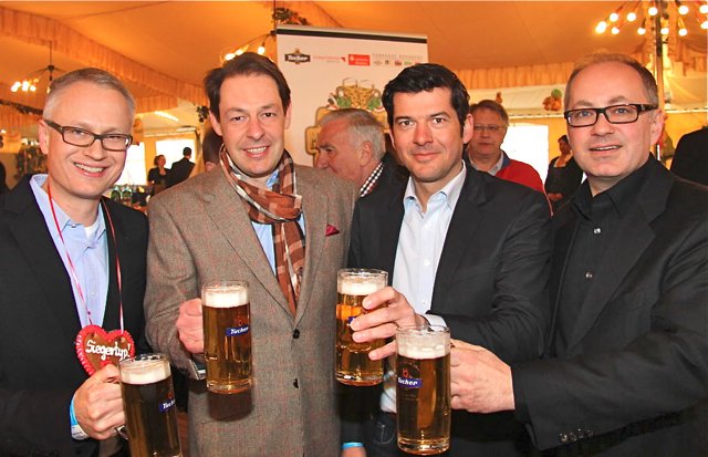 Tucher-Marketing-Direktor Kai Eschenbacher (r.), Club-Marketing-Chef Marcus Rößler (2.v.r.), René Lehrieder (2.v.l.), Partyservice, und Dr. Michael Kläwer, Leiter Vorstandsstab Kommunikation Sparkasse Nürnberg.