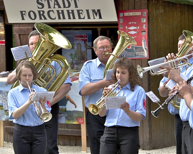 Zum Auftakt der Bierkellersaison gehört natürlich auch die richtige Musik.       Foto: Rosenbauer