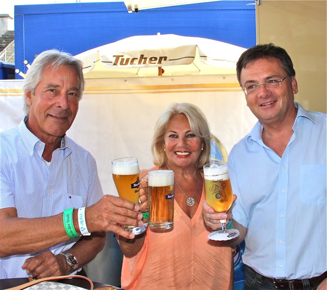 Tucher-Geschäftsführer Fred Höfler (r.) mit Apotheker Werner Kühnel und Gattin Sissy Kleinke-Kühnel, Altstadtfestwirtin.