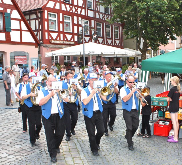 Der Musikzug kündet das Eintreffen des Pferdefuhrwerkes an.