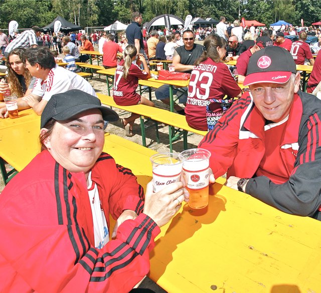 Echte Volksfeststimmung herrschte auf dem Trainingsgelände am Sportpark Valznerweiher. Zahlreiche Fans stießen dabei mit einem kühlen Bier auf die neue Saison an.
