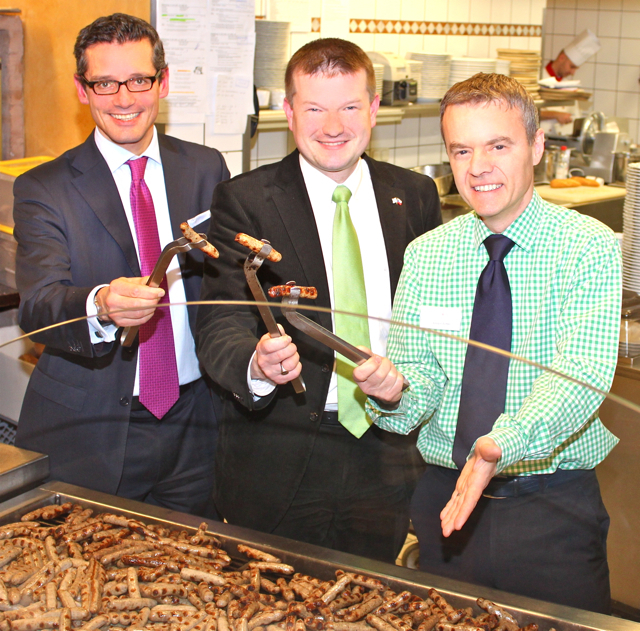 Gemeinsam erfolgreich für die Nürnberger: CSU-Europaabgeordneter Martin Kastler (Mitte), Nürnbergs Wirtschaftsreferent Dr. Michael Fraas (l.) und Gregor Lemke, Wirt des Bratwurst-Rösleins im Gruppenbild mit den ,,Geretteten. Foto: oh