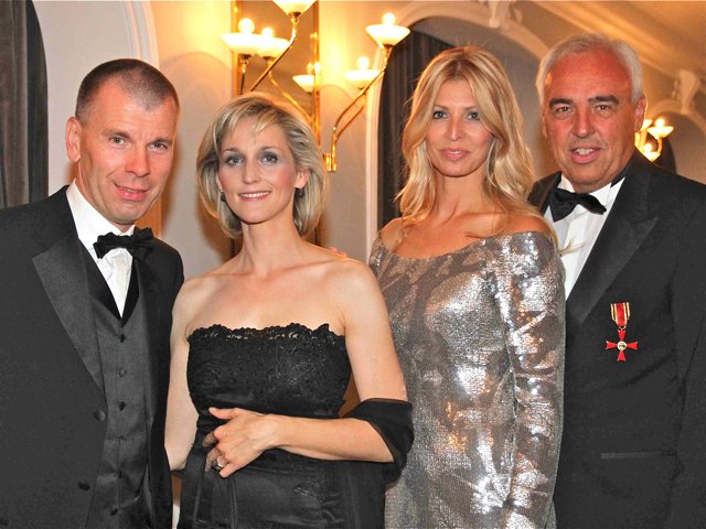 Peter Mey (l.), BMW-Direktor Nürnberg mit Freundin Sandy von Pomp (2.v.l.) und Hans-Reiner Schröder, BMW Berlin, mit Gattin Katerina.