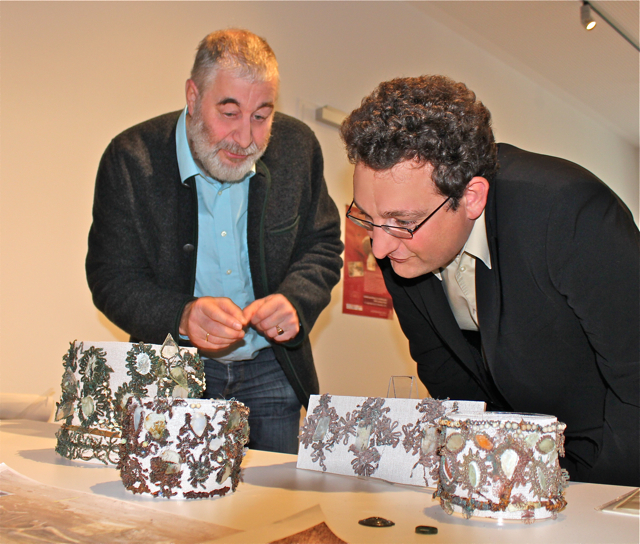 Thomas Werner (l.) und Martin Schramm begutachten die Totenkronen. Foto: Ebersberger