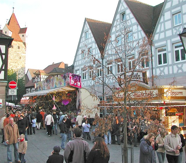 Die Martini-Kirchweih ist ein bunter Mix aus Markt und Volksfest. Foto: Archiv