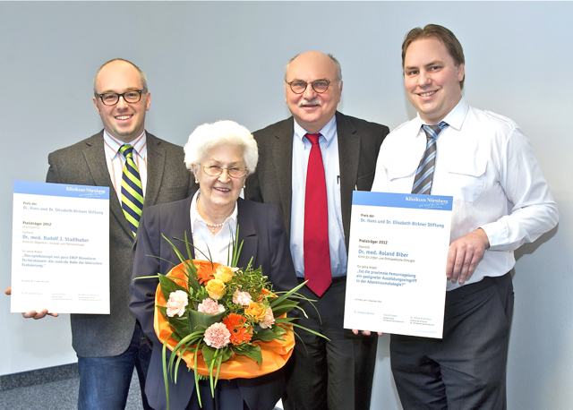 Preis der Dr. Hans und Dr. Elisabeth Birkner-Stiftung 2012: Dr. Rudolf-Johannes Stadlhuber, Dr. Elisabeth Birkner, Dr. Dr. Günter Niklewski und Dr. Roland Biber (v.l.n.r.). Foto: oh