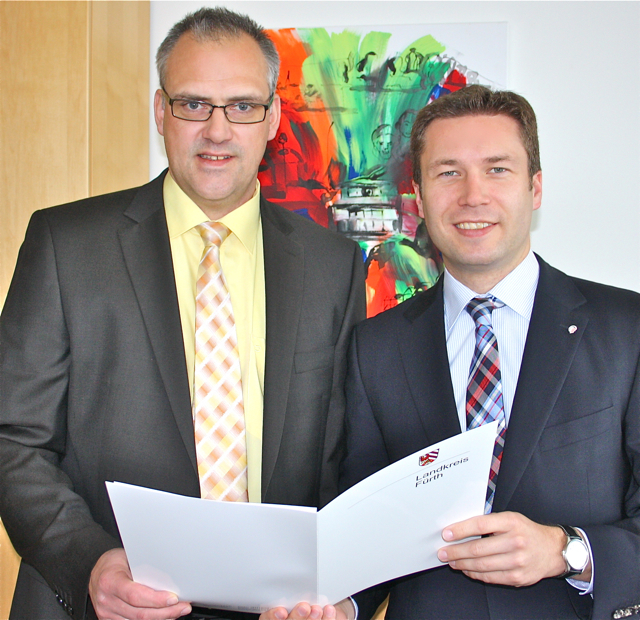 Der Kreistag hat Stephan Beck (l.) aus Stein hier mit Landrat Matthias Dießl zum neuen kommunalen Behindertenbeauftragten des Landkreises Fürth berufen. Er wird sich ab sofort ehrenamtlich um alle Belange behinderter Menschen im Landkreis Fürth kümmern. Für individuelle Terminvereinbarungen steht Stephan Beck unter der Rufnummer 0911/97731705 (Landratsamt Dienstelle Zirndorf, Pinderpark) oder per E-Mail (behindertenbeauftragter@lra-fue.bayern.de) zur Verfügung und ist auch an fest definierten Sprechtage