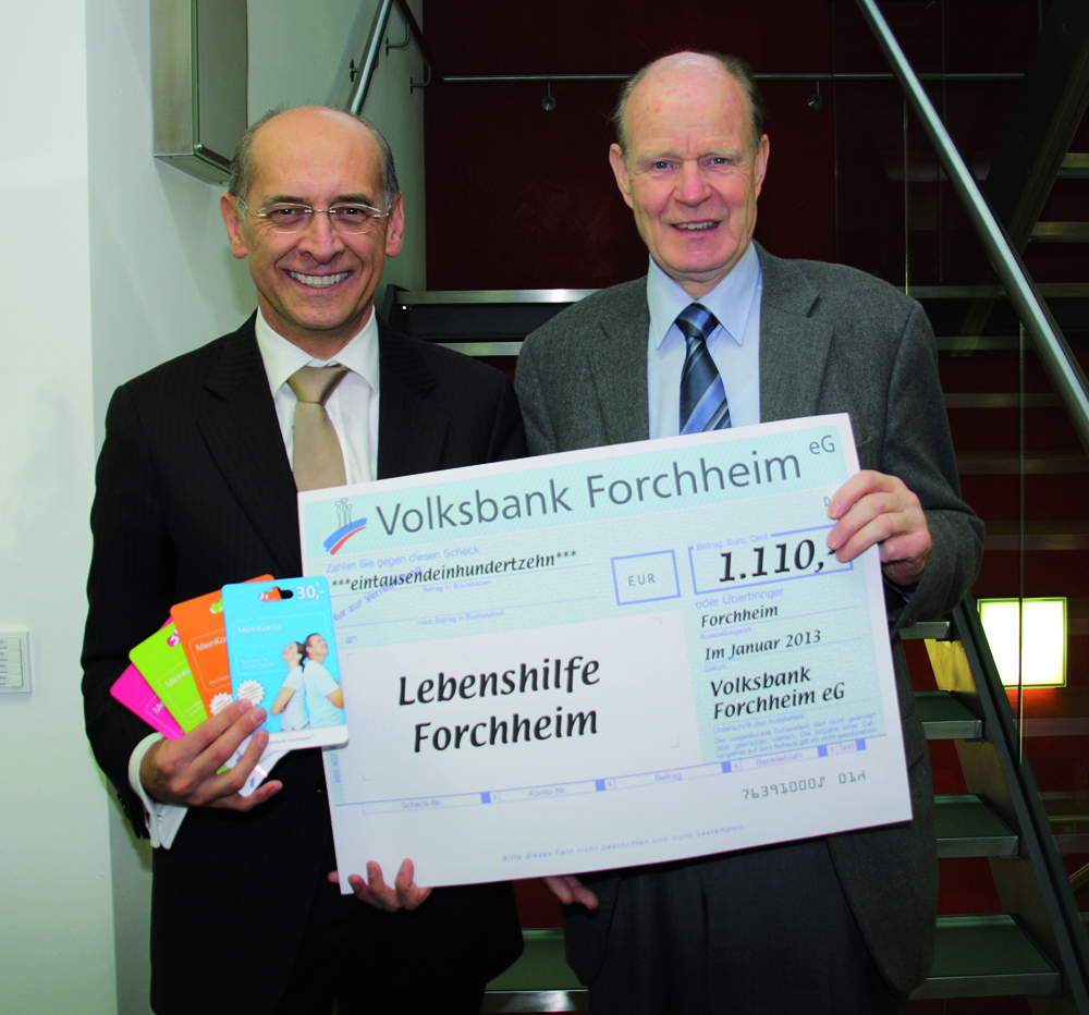 Im Herbst vergangenen Jahres startet die MeinKonto-Spendenaktion der Volksbank Forchheim: Jeder Kunde hat seit dem die Chance, bei der Eröffnung eines MeinKontos den Verein seiner Wahl mit einer 30 Euro-Spende zu begünstigen, die die Volksbank aus der eigenen Tasche zahlt. Bereits nach drei Monaten stehen über 3.000 Euro auf unserem Spendenkonto, freut sich Vorstandsvorsitzender Gregor Scheller (l.). Als erster Verein erhielt nun die Lebenshilfe Forchheim eine Spende in Höhe von 1.110 Euro über den vo