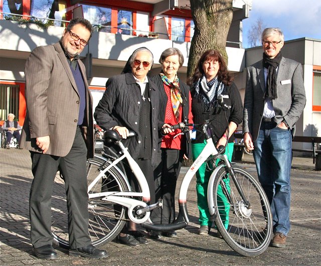 Bernhard Gessner, Kundenmanager der N-ERGIE, Schwester Corona Maria, Frau Wenzel, Heimbeiratsvorsitzende im Caritas-Altenheim St. Josef, Susanne Faltermeier, Pflegedienstleitung in St. Josef und Günther Gimpl, Heimleitung (v.l.n.r.).
