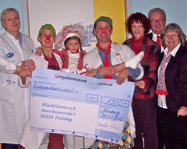 Spendenübergabe Fastnachtjugend Mittelfranken: Prof. Dr. Wolfram Scheurlen, KlinikClown ,,Dr. Maggie DcDudel, Funkenmariechen Leonie, KlinikClown ,,Dr. Beppo, Pflegedienstleiterin Petra Meidlinger, Peter Neubauer (Bezirkspräsident mittelfränkischer Fastnachtsverband), Ursula Klein (Verbandsleiterin der fränkischen Fastnachtjugend / v.l.n.r.). Foto: oh/Platzer
