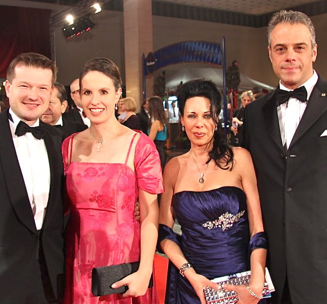 Martin Kastler (l.), Europaabgeordneter, mit Gattin Martina (2.v.l.) und Dr. Christian Seuß mit Lebensgefährtin Uschi Ziegler.