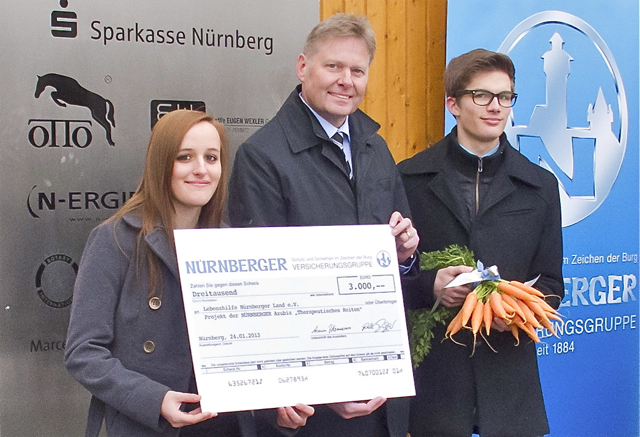 Scheckübergabe von Laura Großmann und Philipp Schmidt an Norbert Dünkel, Geschäftsführer der Lebenshilfe Nürnberger Land e.V. (M.). Foto: oh