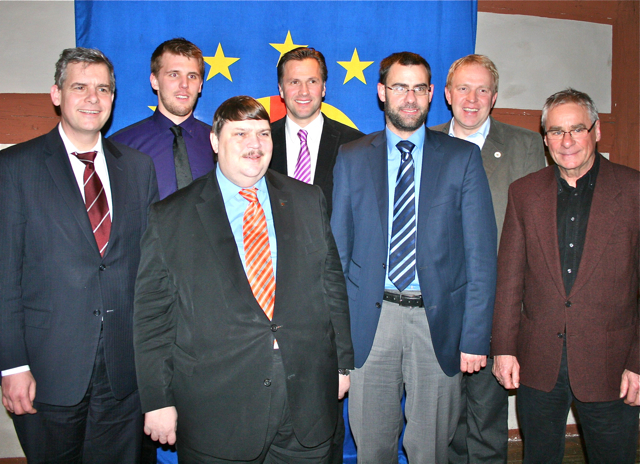 Mit dem Präsidenten der Paneuropa-Union Deutschland, Bernd Posselt (3.v.l.), und dem Vize-Präsidenten des Bundesamtes für Migration und Flüchtlinge, Dr. Michael Griesbeck (l.), konnten der Regionalvorsitzende der Paneuropa-Jugend Frankenalb, Daniel Nagel (2.v.l.) und der zweite Bürgermeister von Schwanstetten, Walter Closmann (r.) zwei hochkarätige Fachleute zum Thema Migration begrüßen. Als Gäste in der von Robert Frank (M.) moderierten Diskussionsrunde waren auch der Erste Bürgermeister der Stadt Roth,