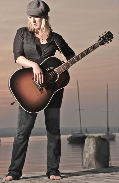 Claudia Koreck ist 2013 wieder mit neuem, in München und Hawaii aufgenommenen Album Honu Lani sowie neuem Live-Programm auf Tournee. Herausgekommen sind Songs mit akustisch warmer Färbung aus Folk, Blues und Pop, die Claudia Koreck in bekannter Weise mit ihrer erstklassigen Band auf der Bühne präsentiert. Musik, die mal ruhig und nachdenklich, aber auch in gewohnt kraftvoller Performance die Zuhörer mit auf die Reise nimmt. Zu erleben am Mittwoch, 27. Februar, um 20 Uhr im Live-Cub in Bamberg. Fot