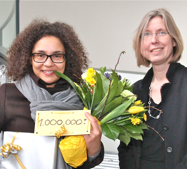 Dr. Angelika Nollert, Direktorin des Neuen Museums in Nürnberg, konnte unlängst einen Blumenstrauß an Stephanie Rogers (l.) überreichen seit Eröffnung des Neuen Museums am 15. April 2000 war sie der Millionste Besucher. Foto: Verena Dreier
