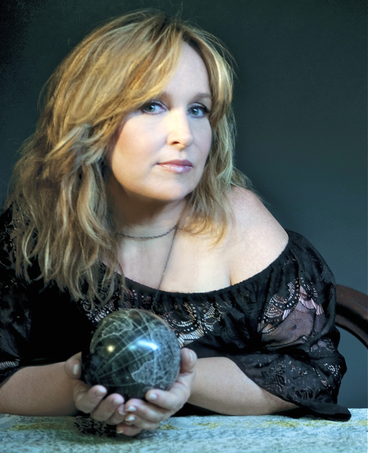 Gretchen Peters zählt in den USA zu den populärsten und beliebtesten Künstlerinnen der Folk- und Country-Music, die Liste ihrer Hits ist lang. Die zweifache Grammy-Gewinnerin mit der glasklaren Stimme wird in einem Atemzug mit Alison Krauss, Emmylou Harris oder auch Nanci Griffith genannt. Ihre Songs werden auch von Künstlern wie Etta James, Bonnie Raitt oder Bryan Adams interpretiert. Am Sonntag, 24. März, gastiert die Sängerin, Songschreiberin und Musikerin um 20 Uhr im Nürnberger Hirsch. Im Gepäck hat si