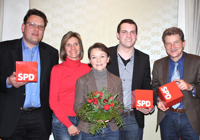 Werner Sittauer (r.) gratuliert dem neuen Vorstand (v.l.) Michael Arnold, Carola Scherbel, Helga Schmitt-Bussinger und Peter Reiß. Foto: Schlampp