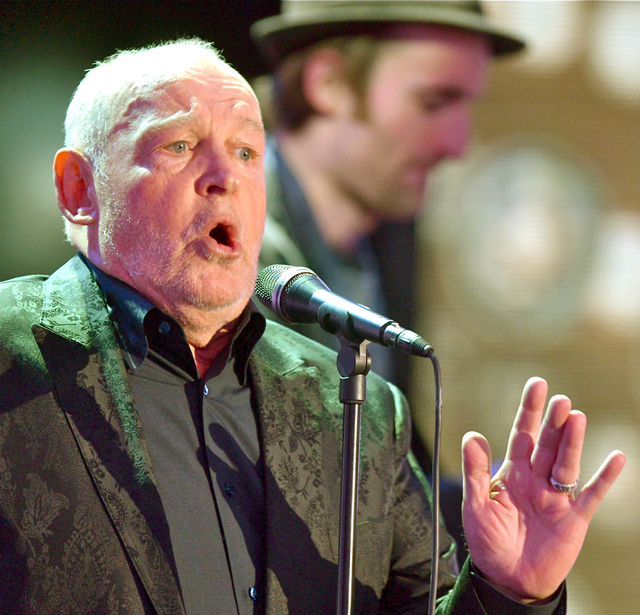 Nach über vier Jahrzehnten im Musikbusiness ist Joe Cocker (Foto) immer noch einer der erfolgreichsten und bekanntesten Sänger weltweit. Viele seiner insgesamt 22 Alben erreichten Platin-Status und er erhielt zahllose Preise wie Grammy, Golden Globe, Academy Award. Kurz: Er ist eine lebende Legende. Am 13. April gastiert der Sänger mit der unverwechselbaren Stimme um 20 Uhr in der Arena Nürnberger Versicherung. Dabei hat er nicht nur Songs aus dem neuen Album Fire It Up im Gepäck, sondern natürlich auch a