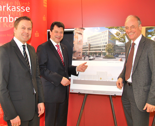 Im Modell bereits Wirklichkeit: Architekt Andreas Baum, Wolfgang Baumann (Bau- und Planungsreferent der Stadt Nürnberg) und Matthias Beck, Vorstandsmitglied der Sparkasse Nürnberg (v.l.n.r.) stellen eine Computersimulation der neuen Fassade vor. Foto: John R. Braun