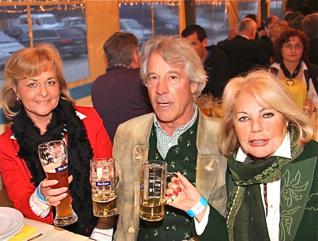 Hauff-Chefin Doris Weid-Gundel (l.) mit Apotheker Werner Kühnel und Gattin Sissy Kleinke-Kühnel, Altstadtfest-Wirtin.