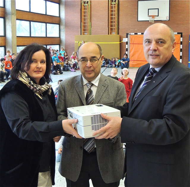 Die Schulleiterin der Martinschule, Kerstin Friedrich und Forchheims Oberbürgermeister Franz Stumpf bei der Spendenübergabe von zwei Beamern durch Peter Weber (v.li.n.re.) vom Verein Hardware4Friends Bamberg-Forchheim. Foto: oh Foto: oh
