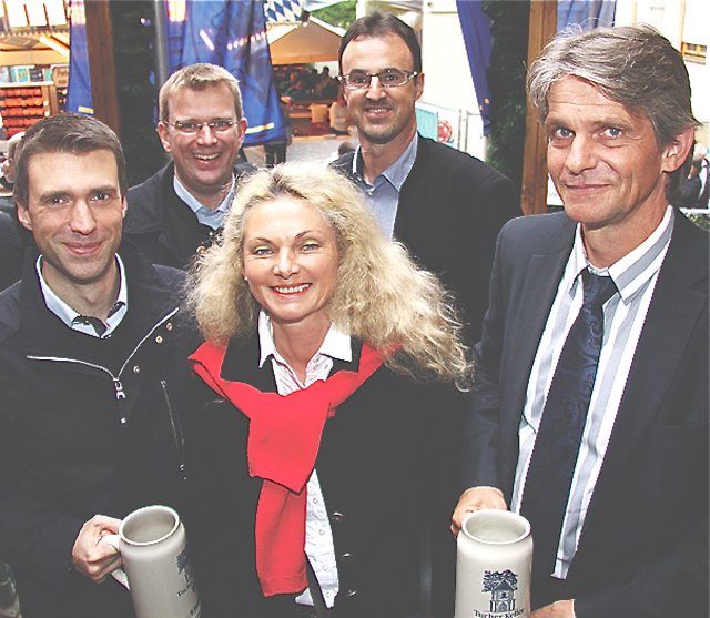 CSU-Bundestagsabgeordneter Stefan Müller (l.), Schultheiss Wohnbau-Vorstand Thomas Gröne (r.), Tucher-Gastronomie-Direktor Jörg Träger  (hinten r.) und MdB Dr. Reinhard Brandl (hinten l.) mit Frauenärztin Dr. Eva Niedernhuber-Lueg.