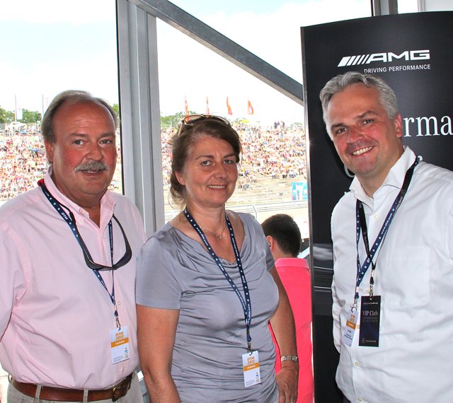 Mercedes-Verkaufsleiter Andreas Rabitz (r.) mit Bernd Grossmann, Commerzbank-Chef, und Gattin Cornelia.