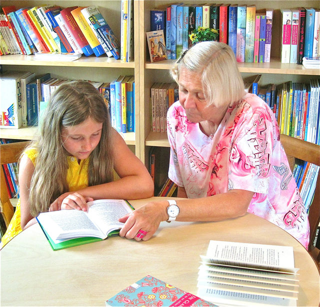 Die Lesehelfer fördern auch das Leseverständnis der Kinder. Foto: oh
