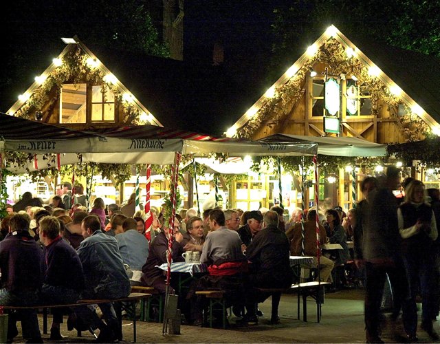 Die schönen Festhäuschen machen den Charme des Altstadtfestes aus. Sie haben von 11 bis 23.30 Uhr geöffnet.       Foto: oh / Archiv