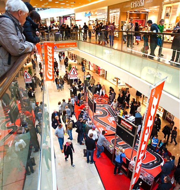 Fans der kleinen, schnellen Autos kommen im Oktober in den Erlangen Arcaden wieder voll auf ihre Kosten. Foto: oh