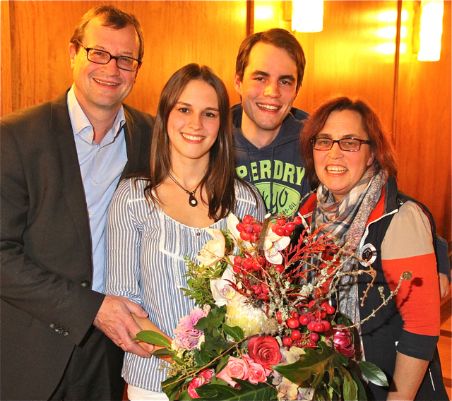 Das neu gewählte Christkind Teresa Treuheit aus Großgründlach mit ihrem Vater Ernst, Mutter Marion und Bruder Nicolas. Foto: bayernpress