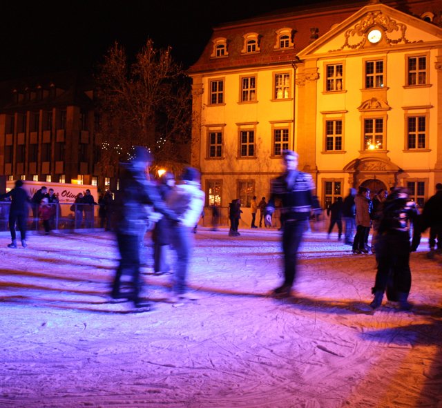 Eislauf vor barocker Kulisse: Nach dem großen Erfolg im letzten Jahr, bietet die Hugenottenstadt dieses Wintervergnügen ab dem 29. November erneut an. Foto: Julia Stenner