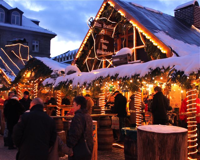 An der Freiheit lädt das romantische Weihnachtsdorf zum Bummeln und Verweilen ein. Foto: Ebersberger